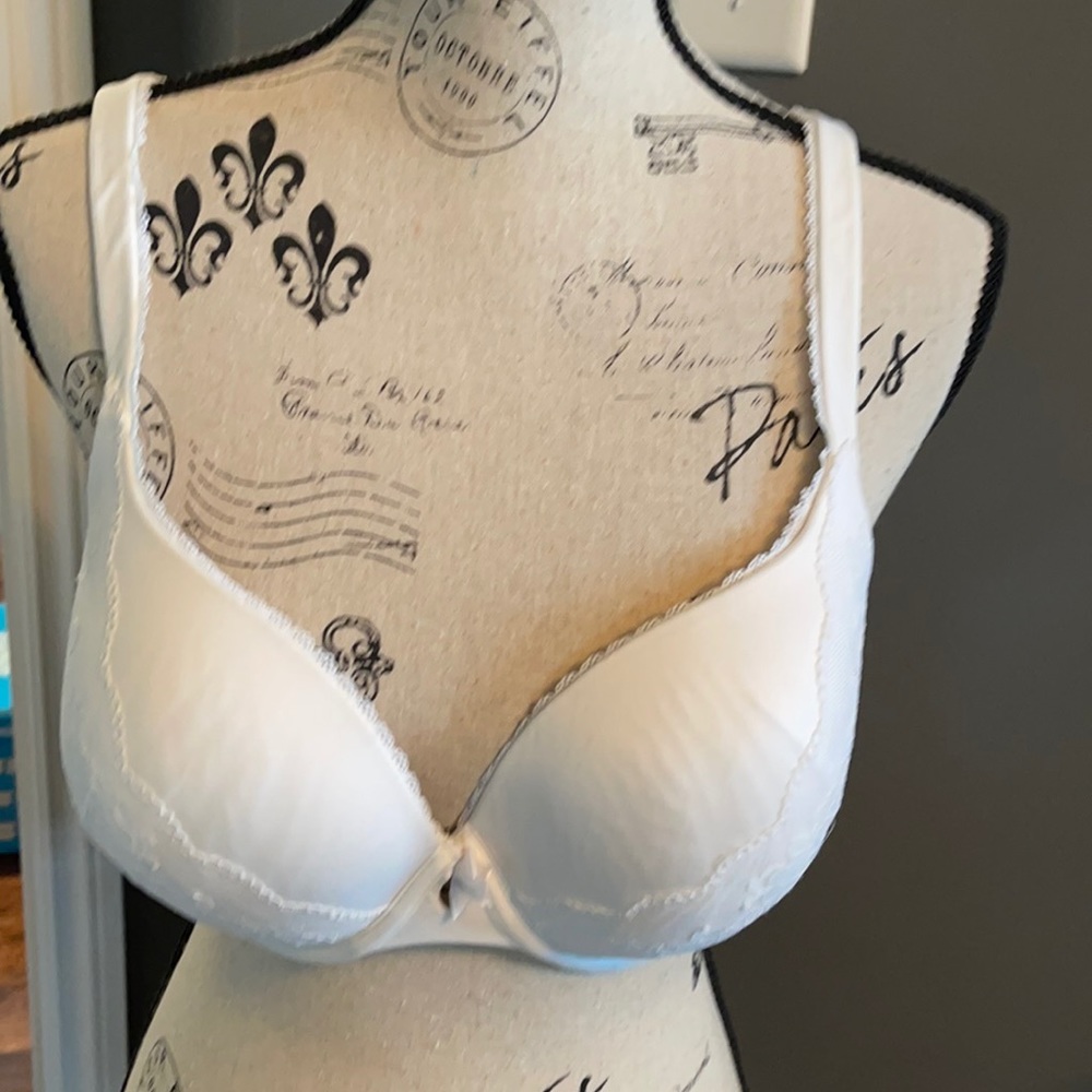 Like new Victoria Secret Bra. Size 38D.